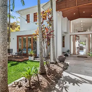  Holiday home Luxurious, Tropical Haven, Mooloolaba- Moonda5